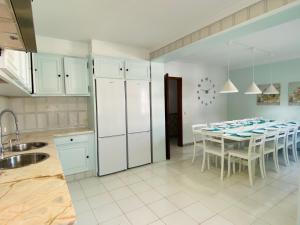 - une cuisine et une salle à manger avec une table et des chaises dans l'établissement Azinheira by Check-in Portugal, à Albufeira