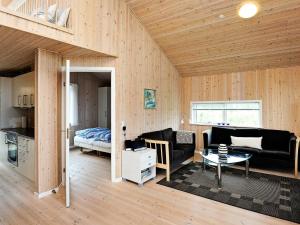 Fjand Gårdeにある8 person holiday home in Ulfborgのリビングルーム(ソファ、ベッド付)