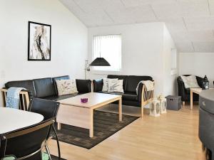 sala de estar con sofá y mesa en 6 person holiday home in Brovst, en Brovst