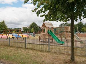 Zona de joacă pentru copii de la 6 person holiday home in Toftlund