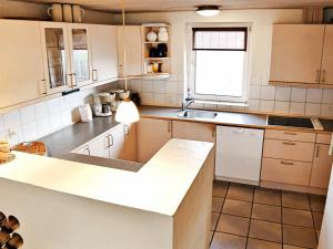 cocina con armarios blancos y encimera en 16 person holiday home in Hvide Sande, en Hvide Sande
