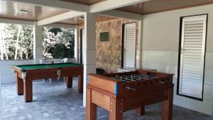 ein Spielezimmer mit einem Billardtisch und einem Billardtisch in der Unterkunft Sitio Da Cachoeirinha Paraju Domingos Martins in Floriano Simmer