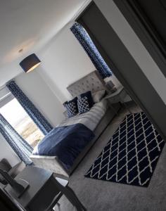 a bedroom with a bed with blue pillows at Oor Neuk in Tole