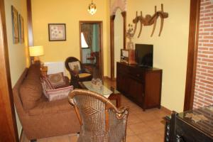 a living room with a couch and a tv at La Casa Madrona in Villacastín