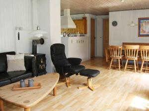 Torup StrandにあるFive-Bedroom Holiday home in Fjerritslevのリビングルーム(ソファ、椅子、テーブル付)