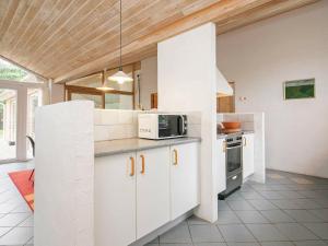 Kuchyň nebo kuchyňský kout v ubytování 8 person holiday home in Hjørring-By Traum
