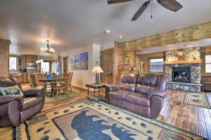 O zonă de relaxare la Updated Mtn Home with Deck on Uncompahgre River