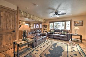 O zonă de relaxare la Updated Mtn Home with Deck on Uncompahgre River
