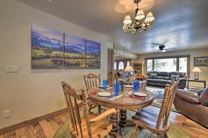 O zonă de relaxare la Updated Mtn Home with Deck on Uncompahgre River