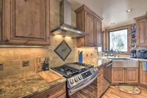 O bucătărie sau chicinetă la Updated Mtn Home with Deck on Uncompahgre River