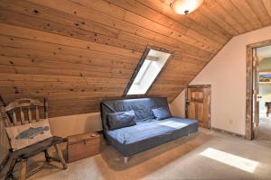 O zonă de relaxare la Updated Mtn Home with Deck on Uncompahgre River