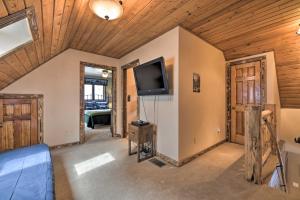 Un televizor și/sau centru de divertisment la Updated Mtn Home with Deck on Uncompahgre River