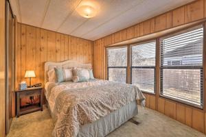 ein Schlafzimmer mit einem Bett und zwei Fenstern in der Unterkunft Richfield Home with Views about 13 Miles to Natl Park in Richfield