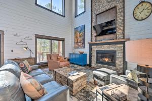 TV a/nebo společenská místnost v ubytování Luxury Cabin Getaway 1 Mi To Broken Bow Lake!