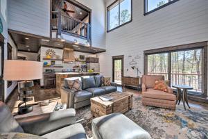 Posezení v ubytování Luxury Cabin Getaway 1 Mi To Broken Bow Lake!
