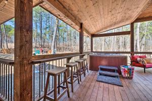 Posezení v ubytování Luxury Cabin Getaway 1 Mi To Broken Bow Lake!