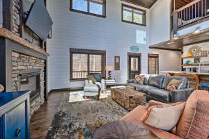 Posezení v ubytování Luxury Cabin Getaway 1 Mi To Broken Bow Lake!