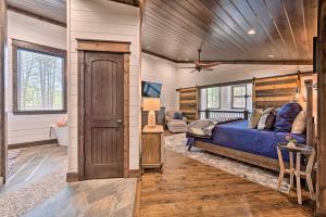 Postel nebo postele na pokoji v ubytování Luxury Cabin Getaway 1 Mi To Broken Bow Lake!