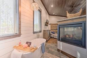 Posezení v ubytování Luxury Cabin Getaway 1 Mi To Broken Bow Lake!