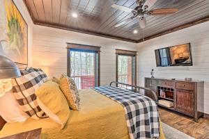 TV a/nebo společenská místnost v ubytování Luxury Cabin Getaway 1 Mi To Broken Bow Lake!