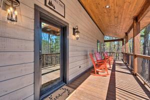 Balkón nebo terasa v ubytování Luxury Cabin Getaway 1 Mi To Broken Bow Lake!