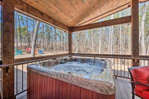 Fotografie z fotogalerie ubytování Luxury Cabin Getaway 1 Mi To Broken Bow Lake! v destinaci Broken Bow