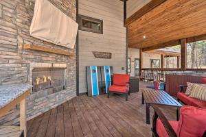 Posezení v ubytování Luxury Cabin Getaway 1 Mi To Broken Bow Lake!