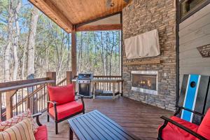 Balkón nebo terasa v ubytování Luxury Cabin Getaway 1 Mi To Broken Bow Lake!