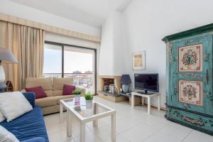 A television and/or entertainment centre at Apart-rent Apartamento Port Grec 0161