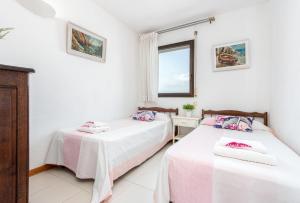 A bed or beds in a room at Apart-rent Apartamento Port Grec 0161