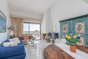 - un salon avec un canapé bleu et une table dans l'établissement Apart-rent Apartamento Port Grec 0161, à Empuriabrava