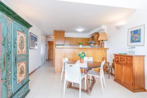 A kitchen or kitchenette at Apart-rent Apartamento Port Grec 0161