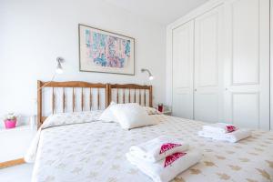 A bed or beds in a room at Apart-rent Apartamento Port Grec 0161 Még 32 kép