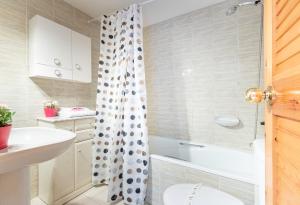 A bathroom at Apart-rent Apartamento Port Grec 0161