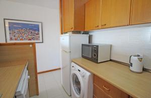A kitchen or kitchenette at Apart-rent Apartamento Port Grec 0161