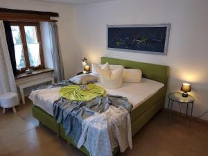 Schlafzimmer mit einem Bett mit einem grünen Kopfteil in der Unterkunft B&B Villa Stelvio in Sta Maria Val Müstair