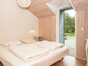 8 person holiday home in Bl vandにあるベッド