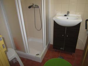 een badkamer met een wastafel en een douche bij Casa da Avó in Redondo