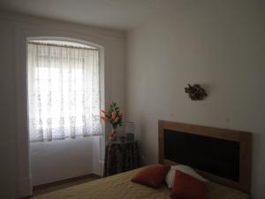 een slaapkamer met een bed en een groot raam bij Casa da Avó in Redondo