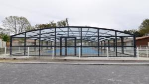 une grande structure métallique avec piscine dans l'établissement chalet avec piscine, à Azur