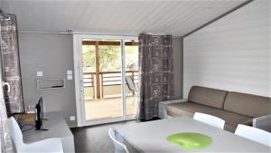 - un salon avec un canapé et une table dans l'établissement chalet avec piscine, à Azur