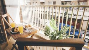 聖塞巴斯提安的住宿－GROS ZURRIOLA BEACH WIFI TERRACE PARKING 20E night，阳台配有餐桌,上面有食物
