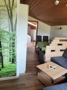 uma sala de estar com um sofá e uma mesa em Landhaus Erna em Böbrach