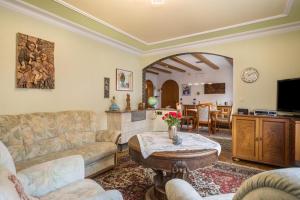 ein Wohnzimmer mit einem Sofa und einem Tisch in der Unterkunft Ferienwohnung Gaissmaier in Eriskirch