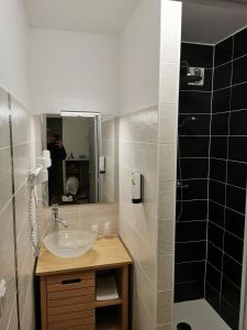 Koupelna v ubytování Logis Hotel- Restaurant La Haie Des Vignes Séminaires et Evènementiel