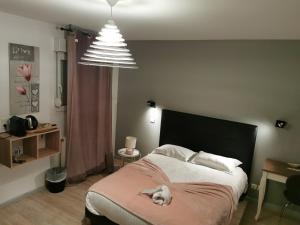 Postel nebo postele na pokoji v ubytování Logis Hotel- Restaurant La Haie Des Vignes Séminaires et Evènementiel