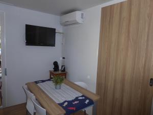 TV a/nebo společenská místnost v ubytování Adriatic Blue Coast Mobile Home