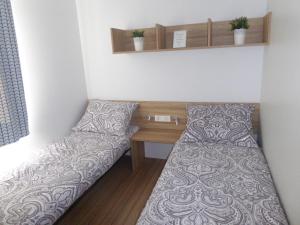 Giường trong phòng chung tại Adriatic Blue Coast Mobile Home
