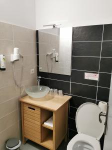 Koupelna v ubytování Logis Hotel- Restaurant La Haie Des Vignes Séminaires et Evènementiel