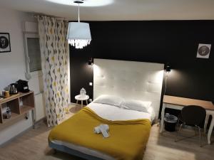 Postel nebo postele na pokoji v ubytování Logis Hotel- Restaurant La Haie Des Vignes Séminaires et Evènementiel